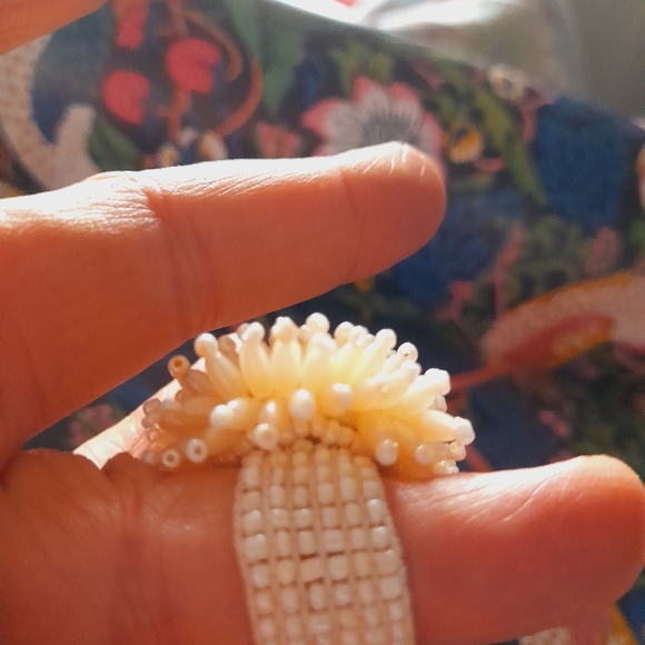 Mother Of Pearl Tone Cream Starburst Cluster Stretchy Ring - Picture 14 of 16